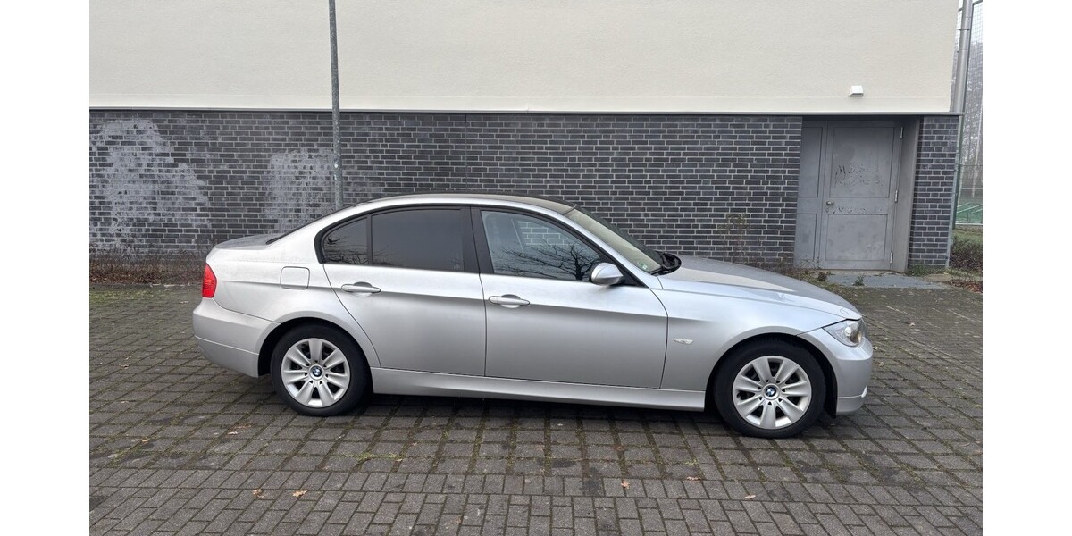 BMW 320 98.000 km 6.750 &euro; Gütersloh 33330