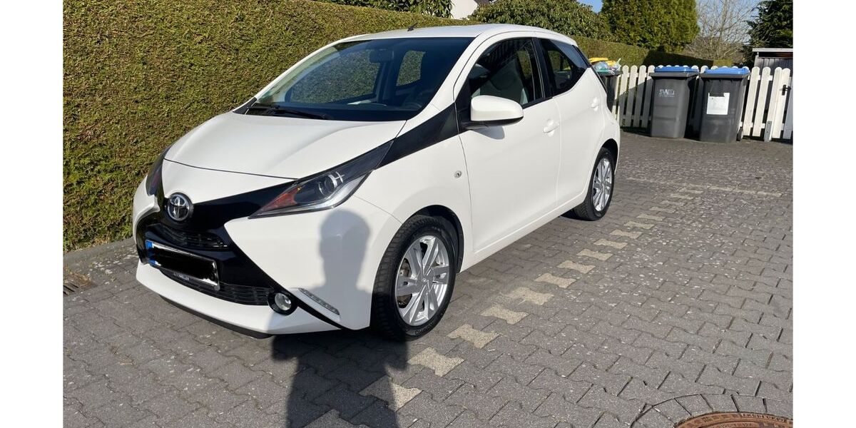 Toyota Aygo (X) 78.100 km 7.400 &euro; Herford 32051