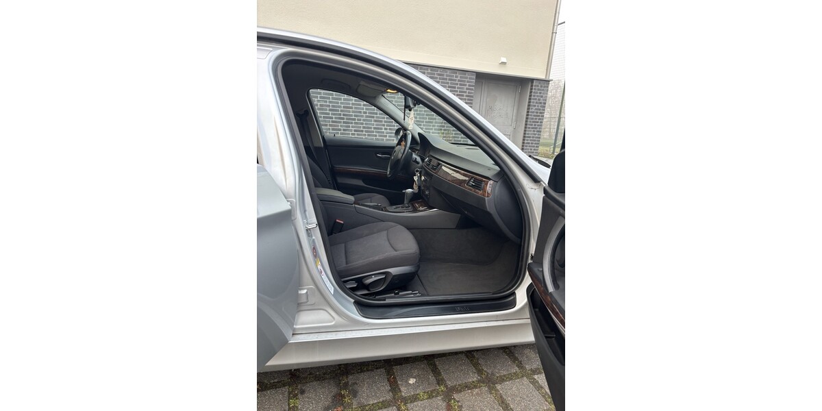 BMW 320 98.000 km 6.750 &euro; Gütersloh 33330