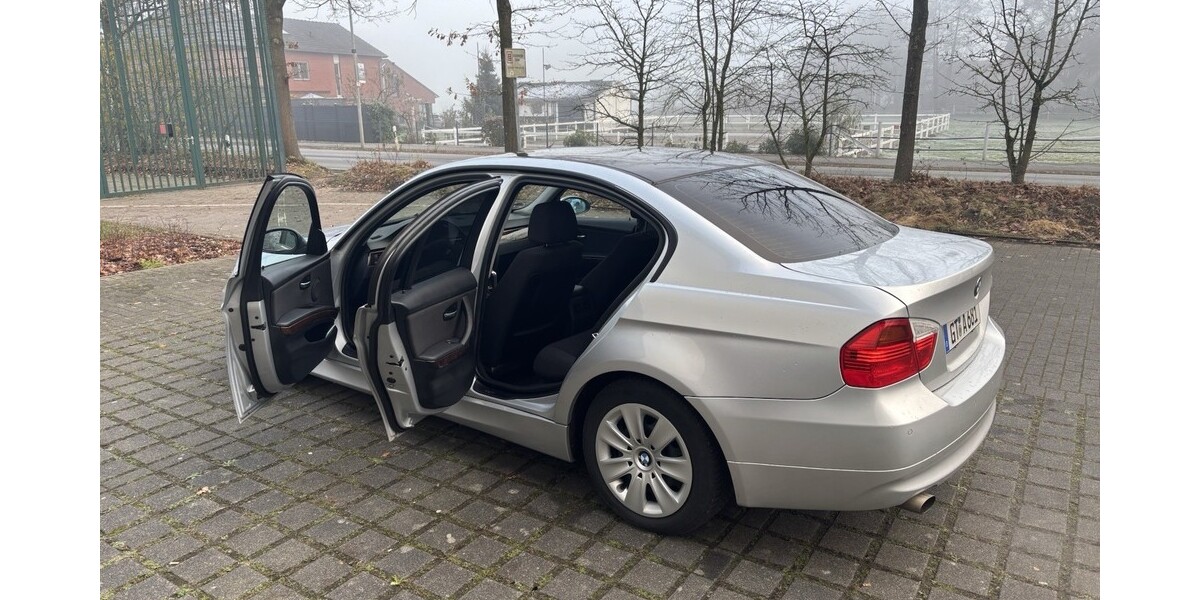BMW 320 98.000 km 6.750 &euro; Gütersloh 33330