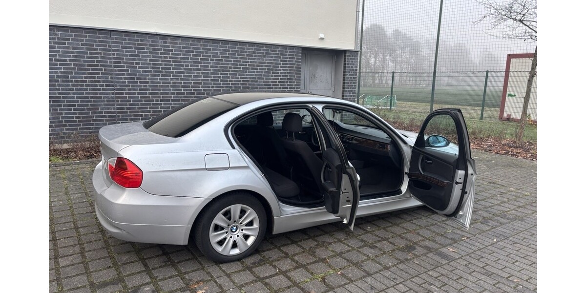 BMW 320 98.000 km 6.750 &euro; Gütersloh 33330