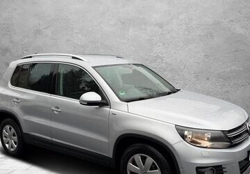 VW Tiguan 127.000 km 9.499 &euro; Detmold 32758